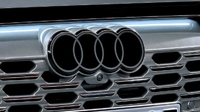Audi elektrikli arac markasi icin ikonik logosunu yeniledi