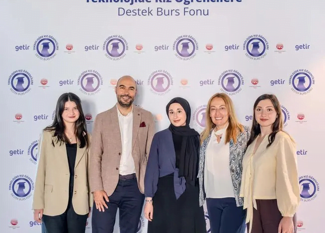 Teknolojide kadınlara destek