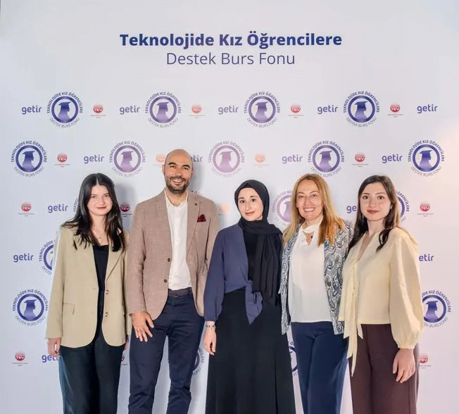 Teknolojide kadınlara destek